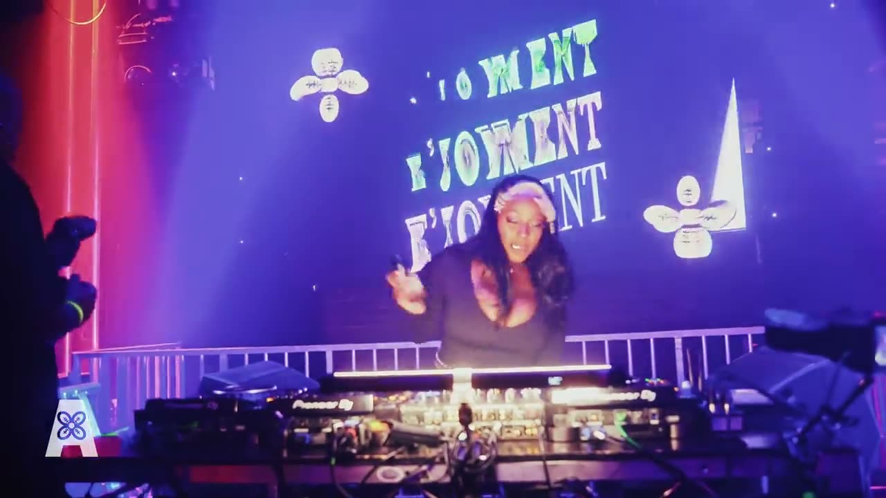 VTKAY DJing an Amapiano set to a packed Melbourne nightclub dance floor